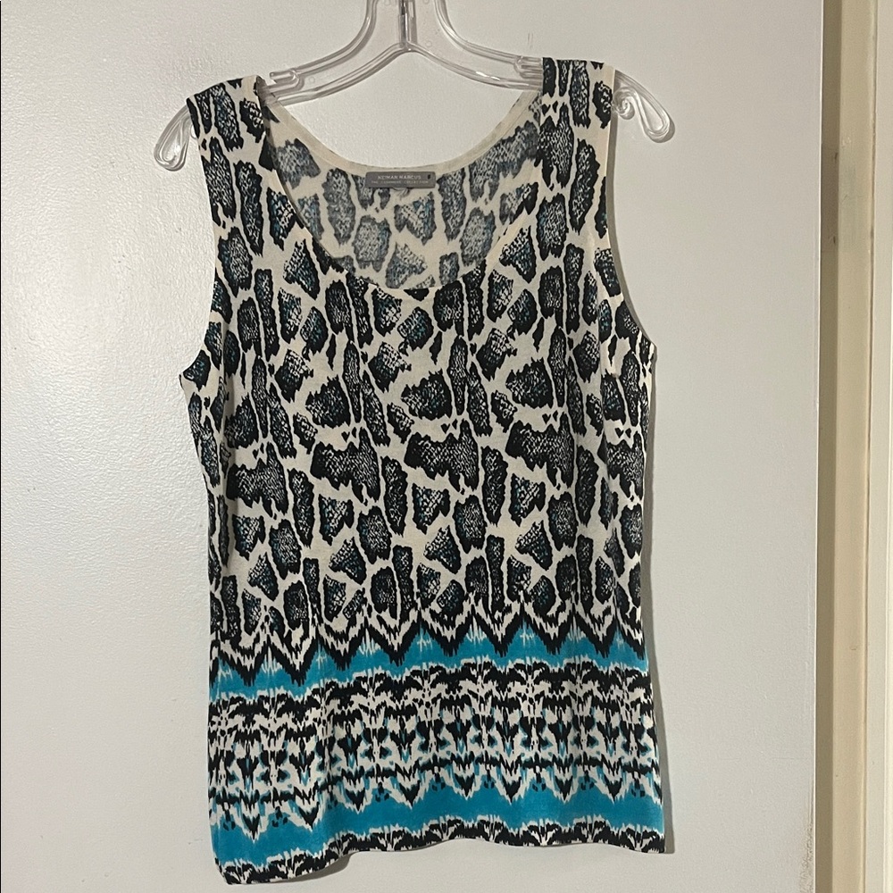 Neiman Marcus sleeveless crew neck sweater
Lightweight and super soft